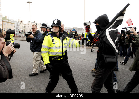 Polizisten im Einsatz bei der Mayday-Protesten in Brighton dieser Feiertag Stockfoto