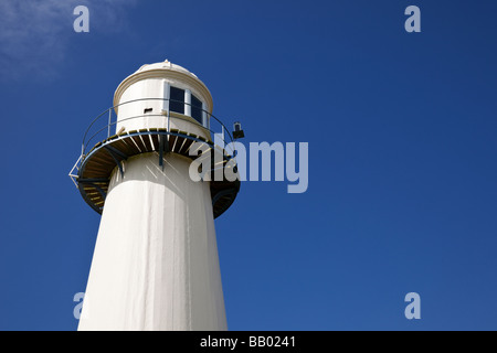 Leuchtturm, Blick auf die Spitze eines Leuchtturms vor einem blauen Himmel aus nächster Nähe, Großbritannien Stockfoto