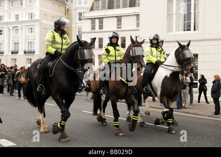 Polizei auf dem Pferderücken im Dienst an der Mayday-Proteste in Brighton UK Stockfoto