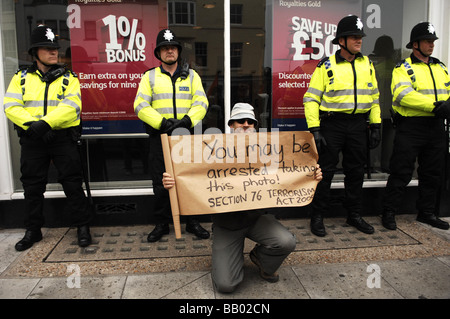 Polizei schützen die RBS Bank Büro in Brighton während der Mayday-Proteste Stockfoto