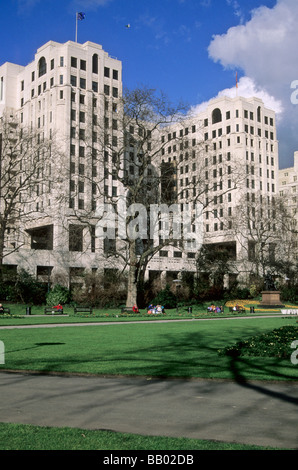 Victoria Embankment Gardens und Adelphi Gebäude Böschung London Vereinigtes Königreich Stockfoto