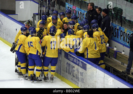 Schwedische U18 Team nehmen eine Auszeit in einem Eishockey Spiel. Stockfoto