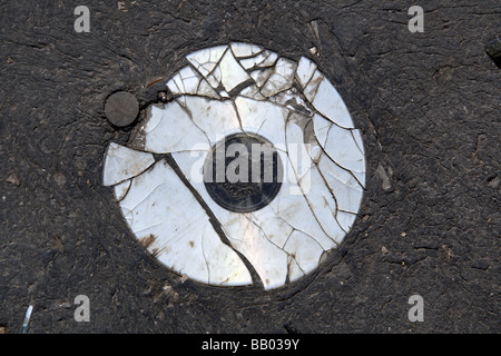 eine alte beschädigte cd Compcat Disk auf Fahrbahn Stockfoto