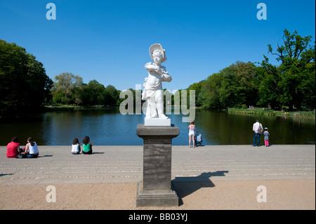 Skulptur am See im Garten neben dem Schloss Charlottenburg Palast in Berlin Stockfoto