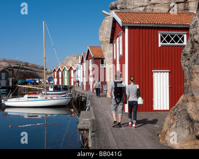 Traditionellen roten Holzhäuser im Hafen im Dorf von Smogen auf Swedens Bohuslan Küste Stockfoto