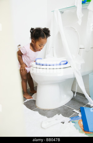 Afroamerikanische Mädchen auf der Suche in Toilette Stockfoto