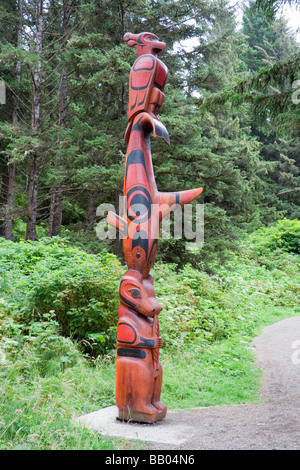 Totempfahl in den Wald, Pacific Rim National Park, Vancouver Island, British Columbia, Kanada Stockfoto