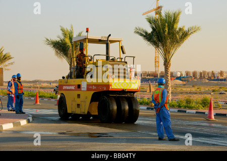 Arbeitnehmer, die auf einer neuen Straße Dubai Stockfoto