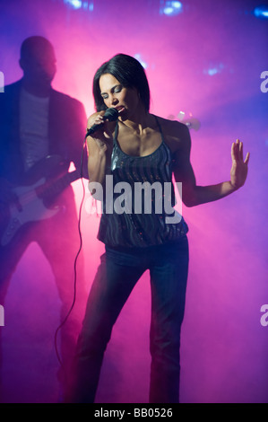 Gemischte Rassen Frau singt im Nachtclub Stockfoto