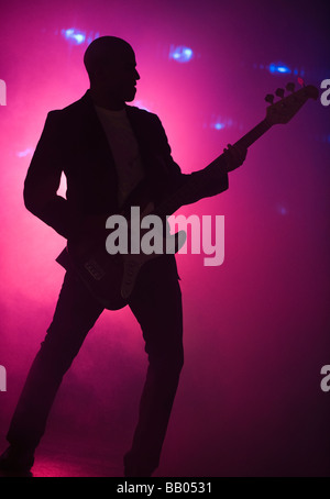 Afrikanische amerikanische Mann spielt Gitarre im Nachtclub Stockfoto