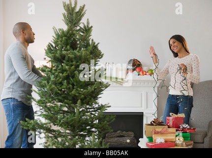Dekorieren Weihnachtsbaum paar Stockfoto