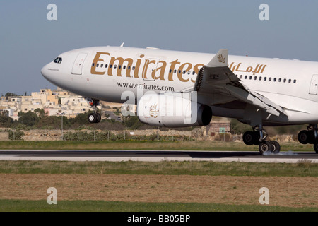 Emirates Airbus A330-200 Passenger Jet plane im Moment der Landung auf der Start- und Landebahn bei der Landung in Malta Stockfoto