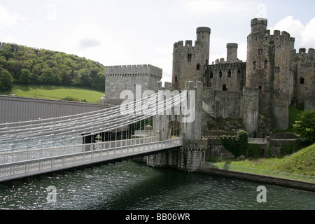 Stadt Conwy, Wales. Conwy Hängebrücke über den Fluss Conwy mit Eisenbahnbrücke und Conwy Castle im Hintergrund. Stockfoto