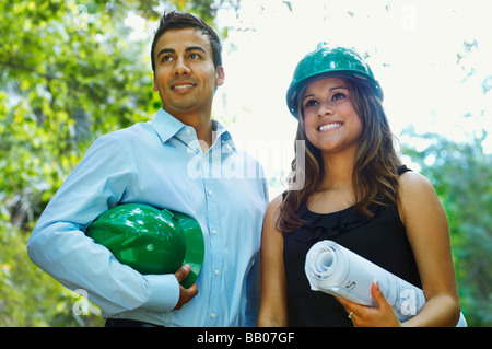 Hispanische Geschäftsleute mit grünen harte Hüte Stockfoto