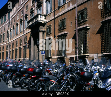 Motorräder, Vespas und Rollern geparkt auf der Straße, Rom Italien Stockfoto