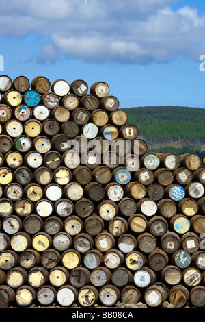 Whisky-Fässer, altes Holz, Holz, Fass, gestapelte Behälter in Speyside Cooperage, Visitor Center, Craigellachie, Aberlour, Banffshire, Schottland, Vereinigtes Königreich Stockfoto