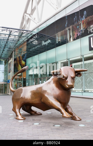 Die Stier-Skulptur in Birmingham Bullring Shopping centre Stockfoto