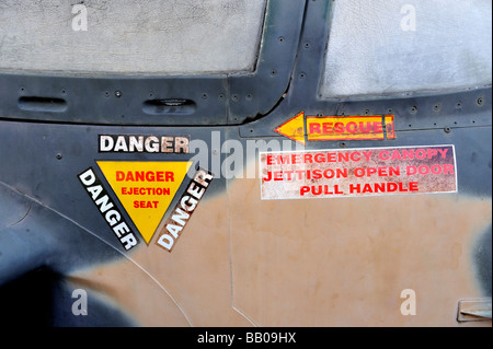 "Gefahr Schleudersitz" Schild an US-Flugzeuge in den Vietnam-Krieg gefangen genommen.  War Remnants Museum, Ho-Chi-Minh-Stadt (Saigon), Vietnam Stockfoto