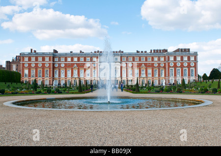 Die Südfront des Hampton Court Palace von den geheimen Garten gebaut von Christopher Wren für William und Mary aus gesehen Stockfoto