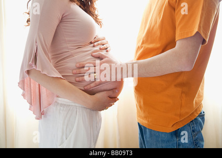 Hispanic Mann berühren schwangere Frau Bauch Stockfoto
