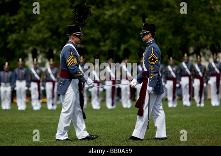 Senior Kadetten in formalen Kleid uniform während der langen Grey Line Graduierung Parade 8. Mai 2009 auf der Zitadelle in Charleston, SC. Stockfoto