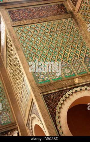 Detail der Darj w Ktarf (Wange und Schulter) Design auf das Bab el Mansour-Tor in Meknès, Marokko, Nordafrika Stockfoto