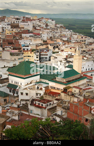 Draufsicht auf das grüne Dach des Moulay Idriss Zawiya & umliegenden Gebäuden der Heiligen Stadt in der Nähe von Meknès, Marokko, Nordafrika Stockfoto
