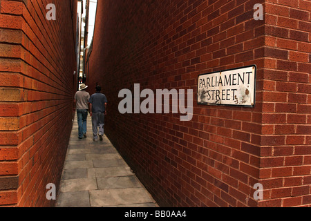 Die Parliament Street in Exeter, Großbritannien, geglaubt, schmalste Straße der Welt. Es ist 25' an der schmalsten Stelle Stockfoto