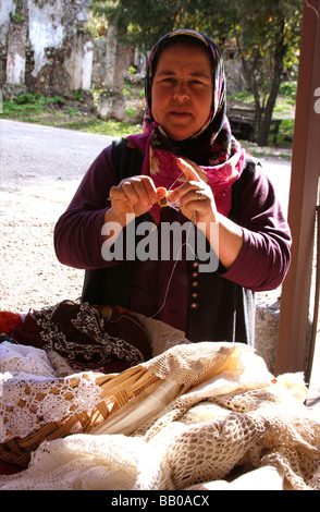 Dorf-Dame in Kaya Koy, Türkei - häkeln und verkaufen ihre Ware Stockfoto