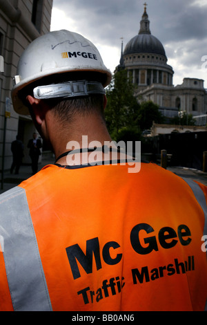 MC Gee Bauherren arbeiten in der Stadt mit Blick auf St. Pauls Dom Stockfoto