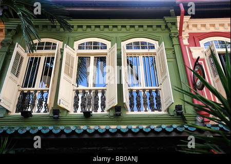 Fensterläden auf restaurierte Häuser in historischen Emerald Hill, Singapur Stockfoto