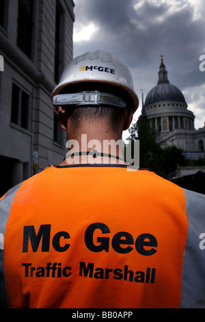 MC Gee Bauherren arbeiten in der Stadt mit Blick auf St. Pauls Cathederal Stockfoto