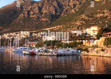 Das beschäftigt Meer Hafen von Kas in der Region Antalya Türkei in der Abenddämmerung Stockfoto