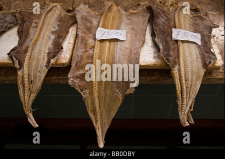 Gesalzener Kabeljau Filets auf dem Markt verkauft werden Stockfoto