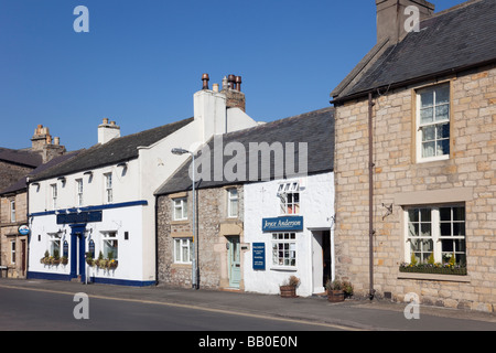 Reihenhäuser und The Blue Bell Inn auf Hill Street in kleinen historischen Stadt Corbridge Northumberland England UK England. Stockfoto