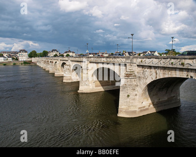 Cessart Brücke über den Fluss Loire, Saumur, Frankreich. Stockfoto
