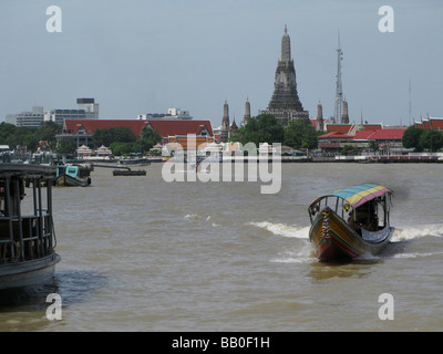 Wasser-Bus am Chao Phraya mit Wat Arun hinter Bangkok Thailand Stockfoto