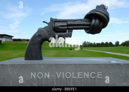 Pistole vor Caen Memorial building in Caen, Normandie, Frankreich Stockfoto