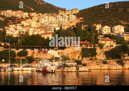 Dämmerung Überschwemmungen der Stadt Kas in der Türkei mit rotem Licht aus eine tiefstehende Sonne. Stockfoto