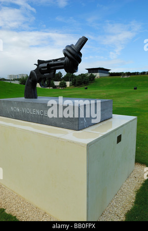 Pistole vor Caen Memorial building in Caen, Normandie, Frankreich Stockfoto