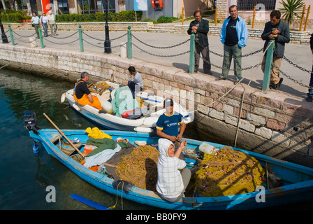 Fischer in den Fängen in Saranda Albanien Europa bringen Stockfoto