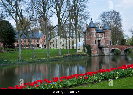 Der Schlossgarten von Groot-Bijgaarden ist ein beliebtes Touristenziel im Frühling in Belgien. Stockfoto