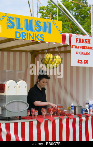 Erdbeeren und Sahne Jahrmarkt Kirmes fair Erfrischung Garküche Stockfoto