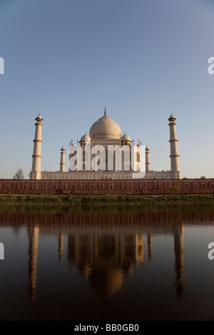 Taj Mahal spiegelt sich im Fluss Yamuna in Agra Indien Stockfoto