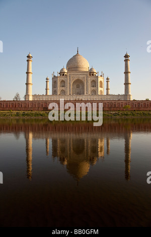 Taj Mahal spiegelt sich im Fluss Yamuna in Agra Indien Stockfoto