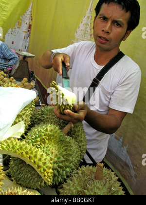 Schneiden Durian Frucht in einem Straßenmarkt Bangkok Thailand Stockfoto