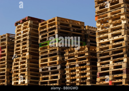 Stapeln von Paletten aus Holz für den Großhandel Transport von Gütern verwendet Stockfoto