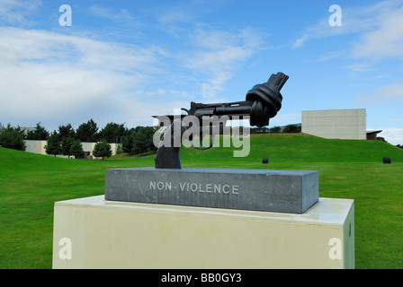 Pistole vor Caen Memorial building in Caen, Normandie, Frankreich Stockfoto