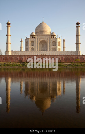 Taj Mahal spiegelt sich im Fluss Yamuna in Agra Indien Stockfoto