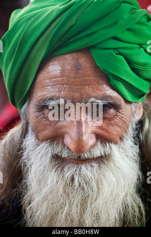 Alten muslimischen Mann am Nizamuddin Schrein in Delhi Indien Stockfoto